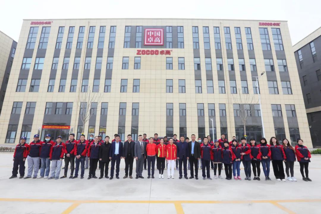 公司领导与奥运好伴侣在卓高济南工厂.jpg