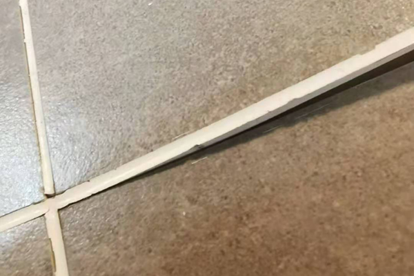 美缝剂脱落现象.png