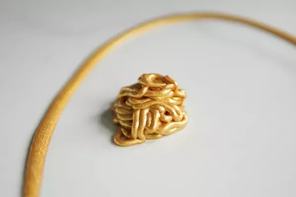 看美缝材料的粘稠度.jpg