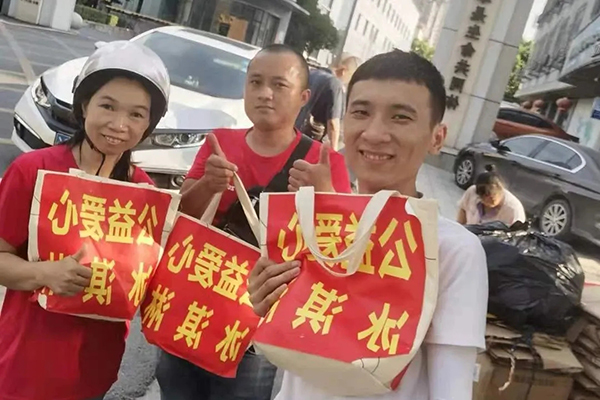 何兰仁带领合伙人一起做公益.jpg