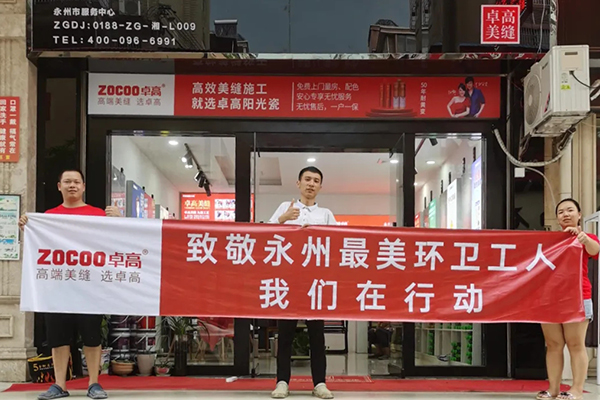 何兰仁在店面前合照.jpg