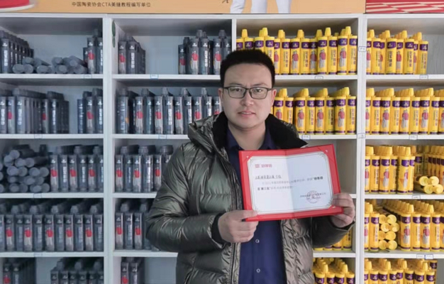丁伟与获奖证书合影.png
