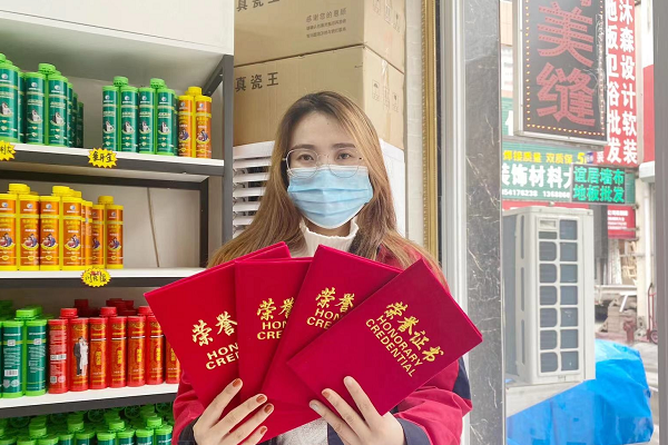 张晓宇与证书合照.png
